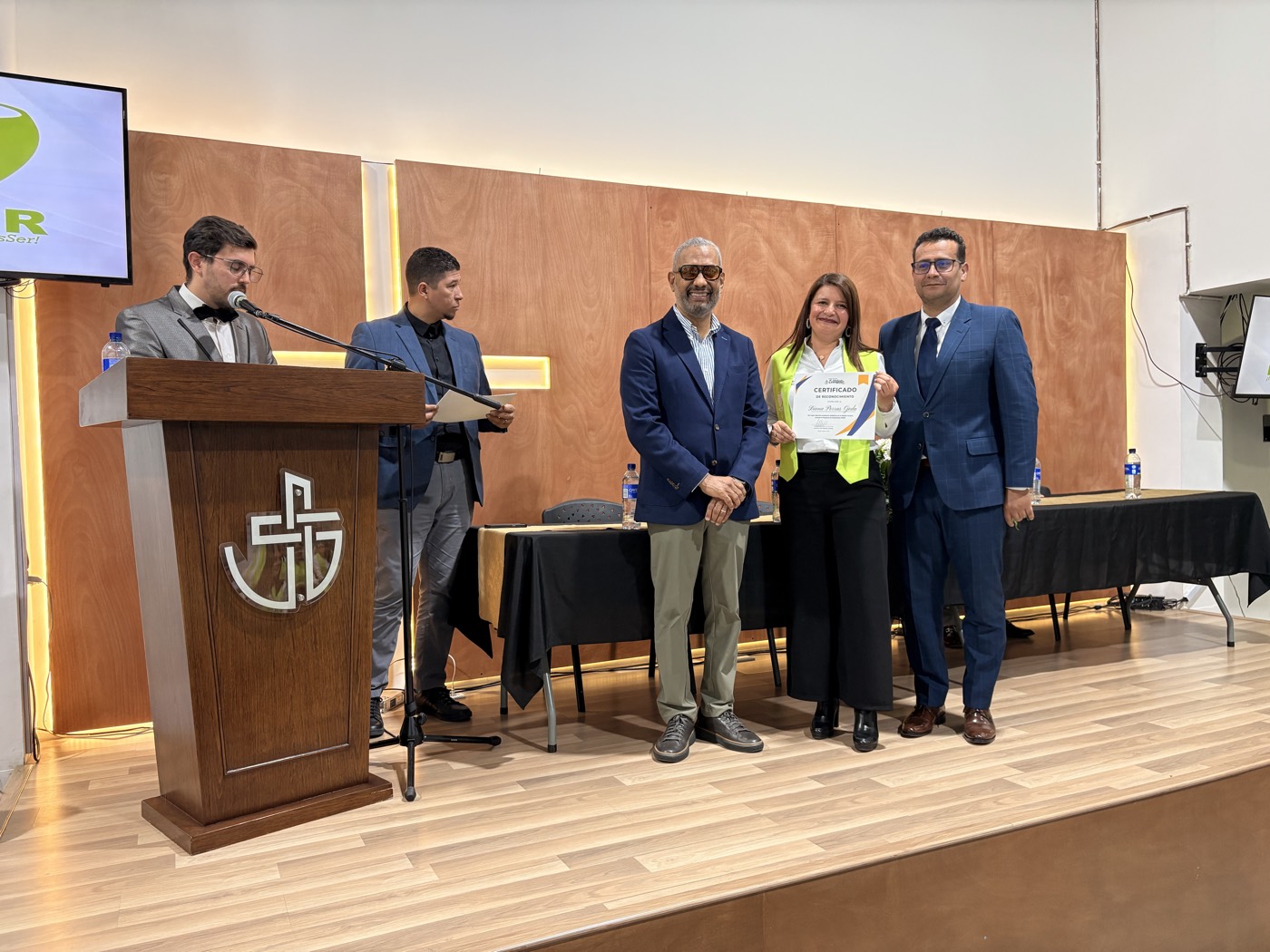 Entrega de certificado a una graduada de ESSER