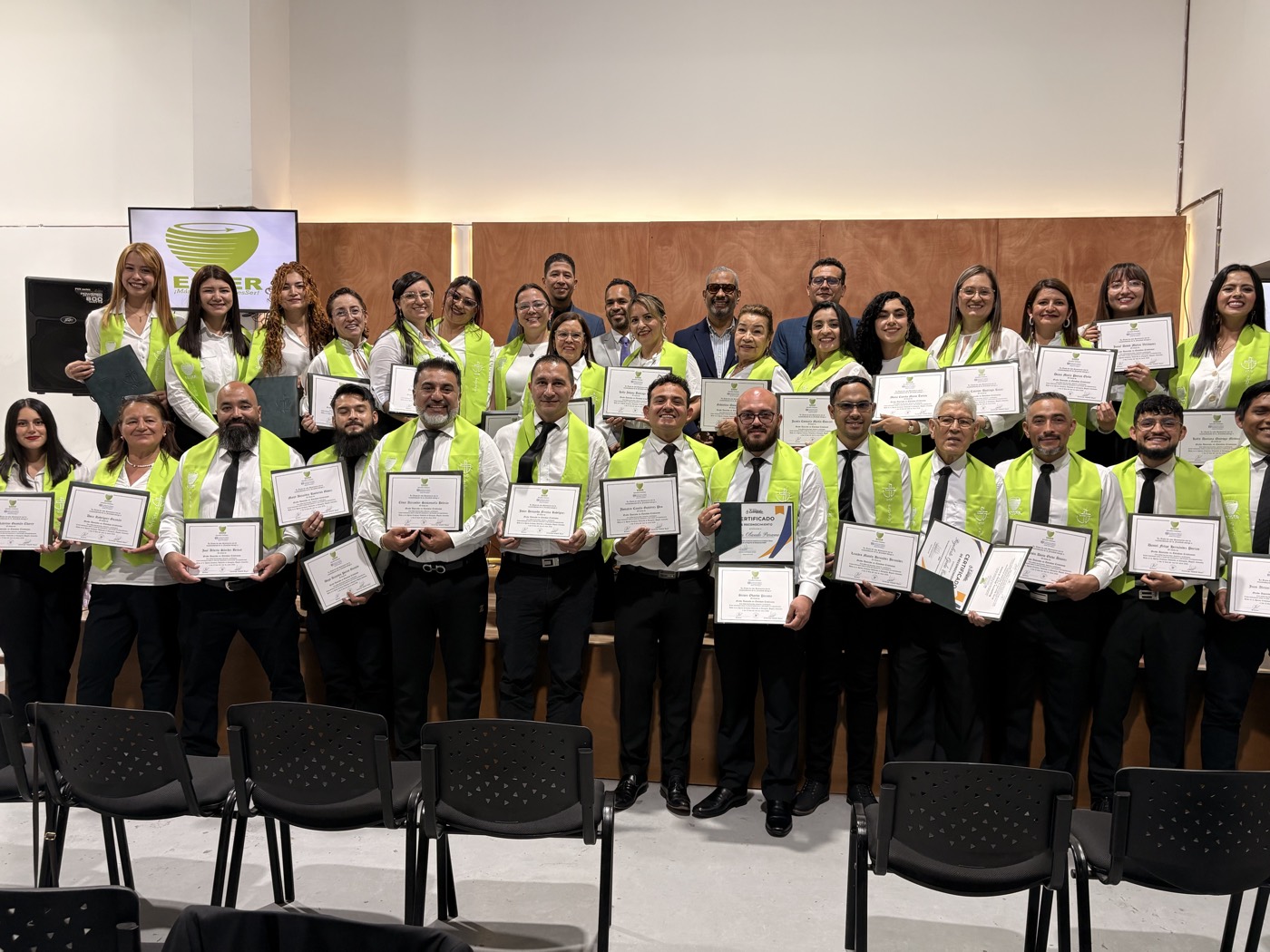 Foto grupal de los graduados de ESSER con sus certificados